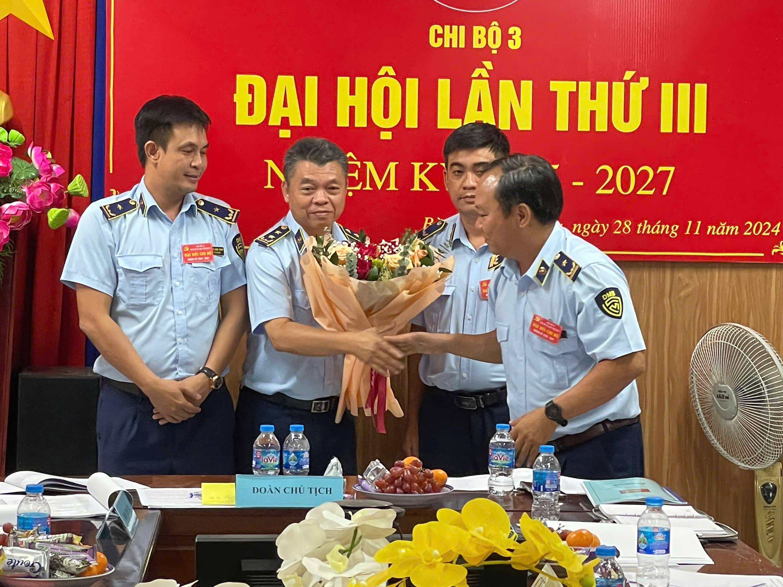 Đồng chí Vũ Đông Hòa - Phó Bí thư Đảng ủy Cục tặng hoa chúc mừng Chi ủy Chi bộ 3 nhiệm kỳ 2025-2027